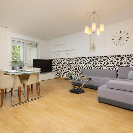 Metro Targowek Spacious Apartment With Parking By Noclegi Renters Warszawa Zewnętrze zdjęcie